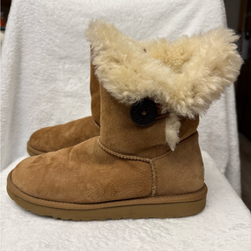 Ugg Australia Women's Bailey Button Bomber 5838 Sherling
Boots SIZE 7